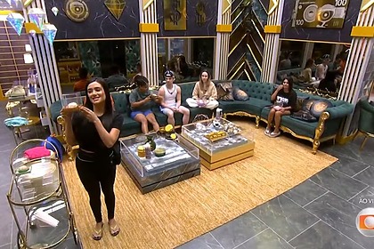 Jordana segurando o sonho de caramelo premiado no BBB 26