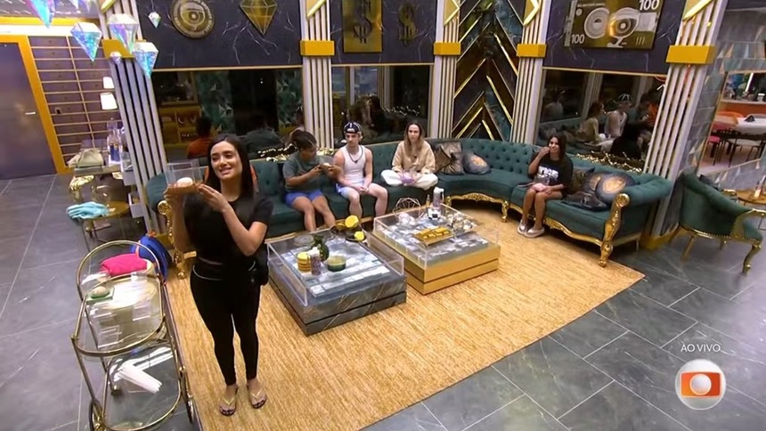 Jordana segurando o sonho de caramelo premiado no BBB 26