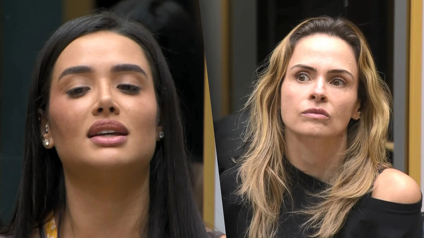 Jordana divide tela com Ana Paula Renault. As duas estão sentadas no sofá da sala do BBB 26. Jordana com a boca aberta indica Ana Paula que segue séria