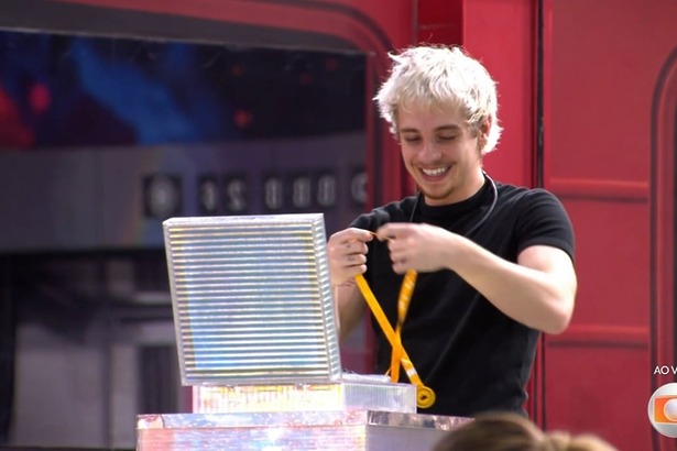 Juliano Floss frente a frente com a caixa do VIP anuncia sua decisão no gramado do BBB 26