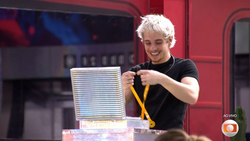 Juliano Floss frente a frente com a caixa do VIP anuncia sua decisão no gramado do BBB 26