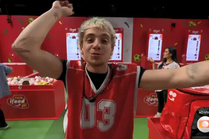 Juliano Floss levanta os braços e grita emocionado com a vitória na Prova do Líder do BBB 26