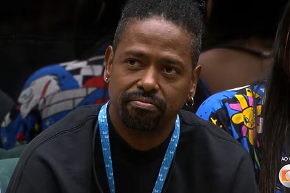 Leandro sentado no sofá do BBB 26