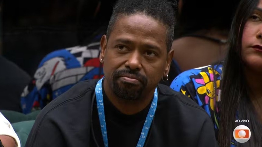 Leandro sentado no sofá do BBB 26