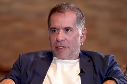Leandro Hassum, de blazer e camiseta branca, em trecho de entrevista do Domingo Espetacular sobre a Casa do Patrão