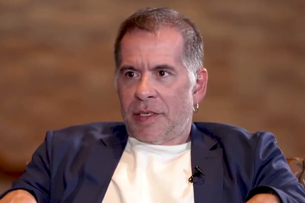 Leandro Hassum, de blazer e camiseta branca, em trecho de entrevista do Domingo Espetacular sobre a Casa do Patrão