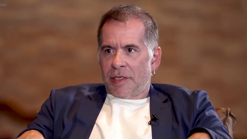 Leandro Hassum, de blazer e camiseta branca, em trecho de entrevista do Domingo Espetacular sobre a Casa do Patrão