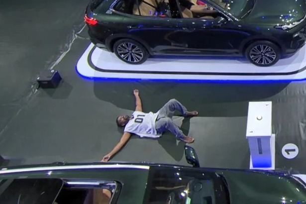 Leandro Boneco com os braços abertos e deitado no chão da Prova do Finalista do BBB 26