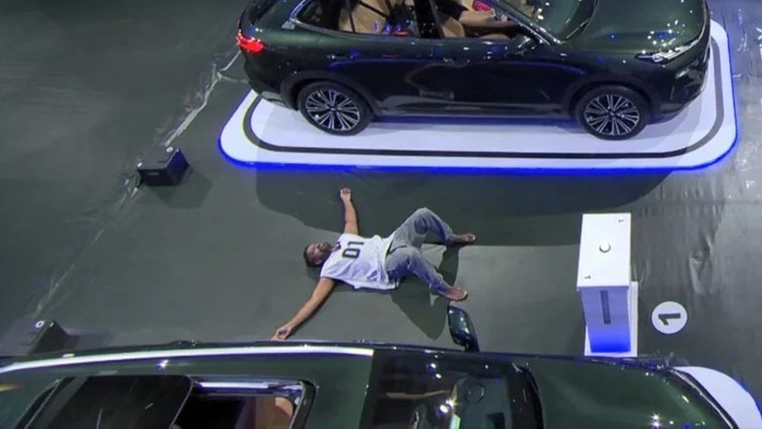 Leandro Boneco com os braços abertos e deitado no chão da Prova do Finalista do BBB 26