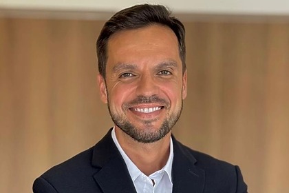 Léo Saballa Jr. sorridente em foto posada ao assinar com a RECORD Guaíba