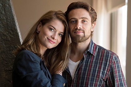 Lívia (Alinne Moraes) e Felipe (Rafael Cardoso) vivem o casal protagonista em Além do Tempo