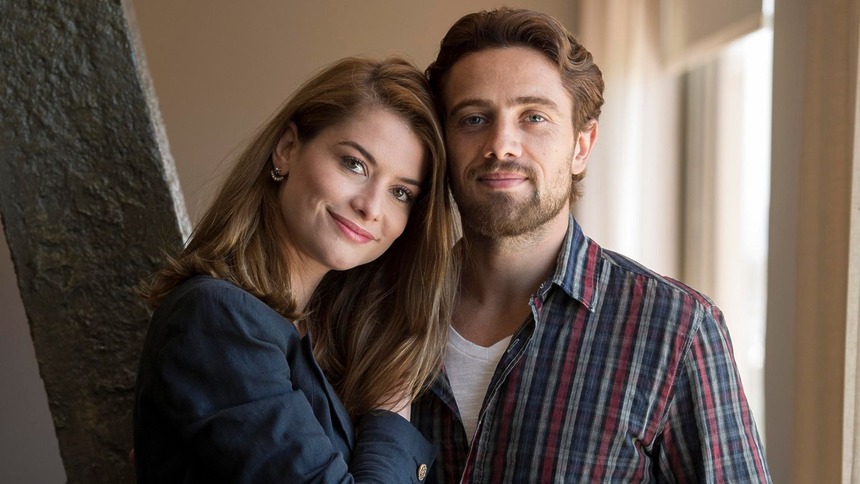 Lívia (Alinne Moraes) e Felipe (Rafael Cardoso) vivem o casal protagonista em Além do Tempo