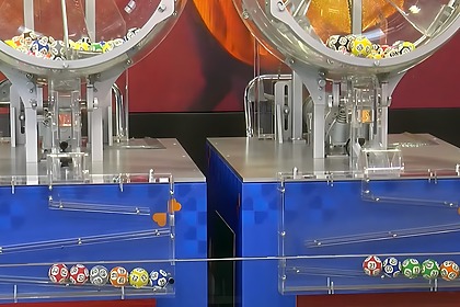 Dois globos com as bolas do primeiro e do segundo sorteio da Dupla Sena de Páscoa 2026