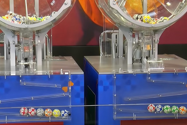 Dois globos com as bolas do primeiro e do segundo sorteio da Dupla Sena de Páscoa 2026