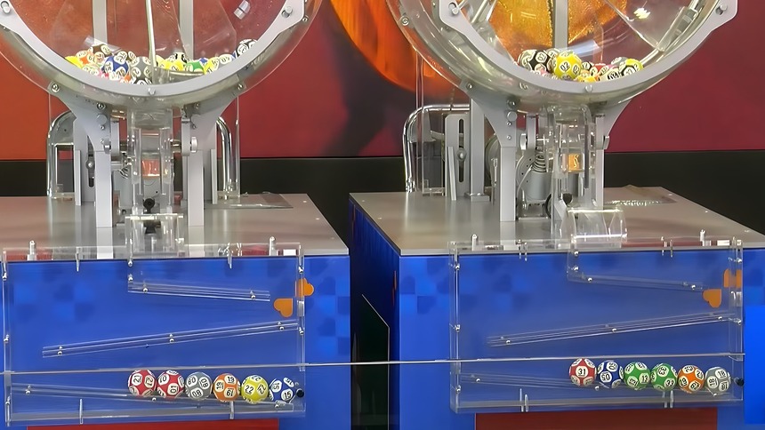 Dois globos com as bolas do primeiro e do segundo sorteio da Dupla Sena de Páscoa 2026