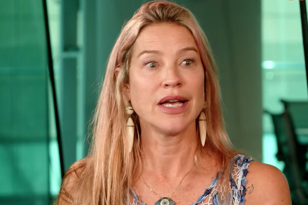 Luana Piovani em entrevista em um estúdio de vidro