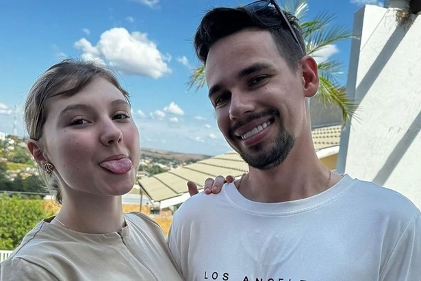 Lucas Borbas e Isabel Veloso, mostrando a língua, em foto pesada