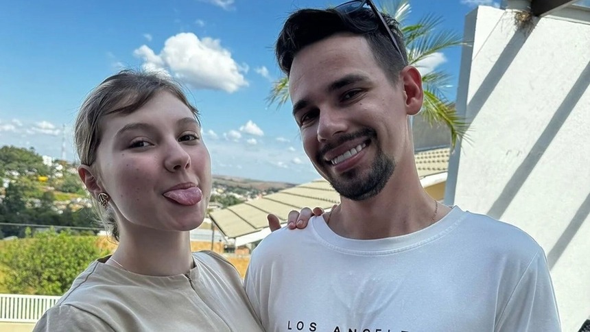 Lucas Borbas e Isabel Veloso, mostrando a língua, em foto pesada