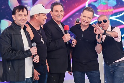 Luis Ricardo, ao lado de cantores convidados, no estúdio do Viva a Noite