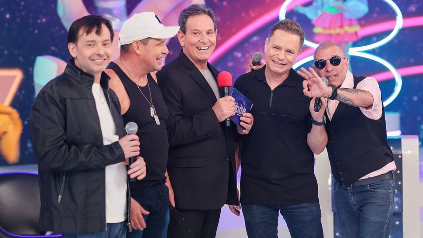 Luis Ricardo, ao lado de cantores convidados, no estúdio do Viva a Noite