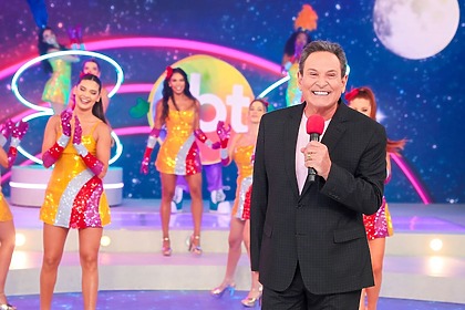 Luis Ricardo sorridente no cenário do Viva a Noite