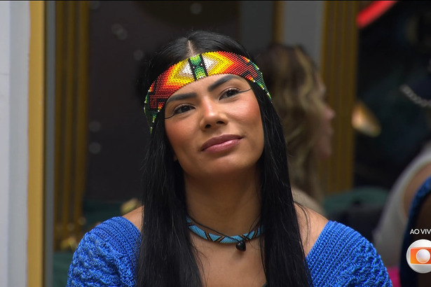 Marciele vestida de azul, sentada no sofá da casa do BBB 26, antes da eliminação do BBB 26