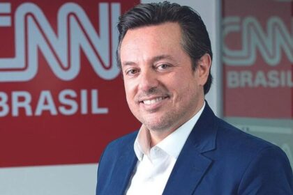 Marcus Vinicius Chisco sorridente nos estúdios da cnn brasil