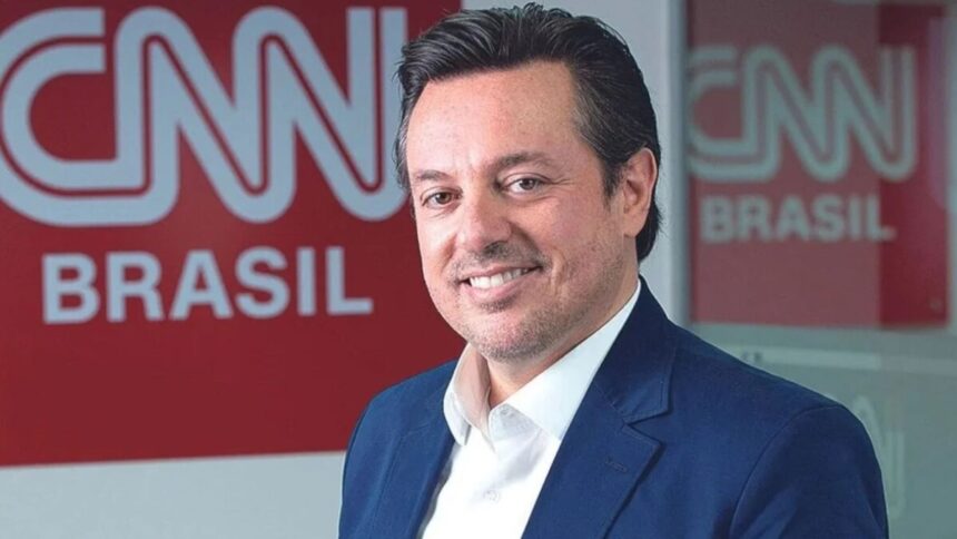 Marcus Vinicius Chisco sorridente nos estúdios da cnn brasil
