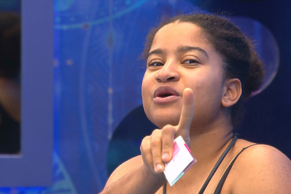 Milena levanta o dedo para falar com Ana Paula Renault no quarto Eternos do BBB 26
