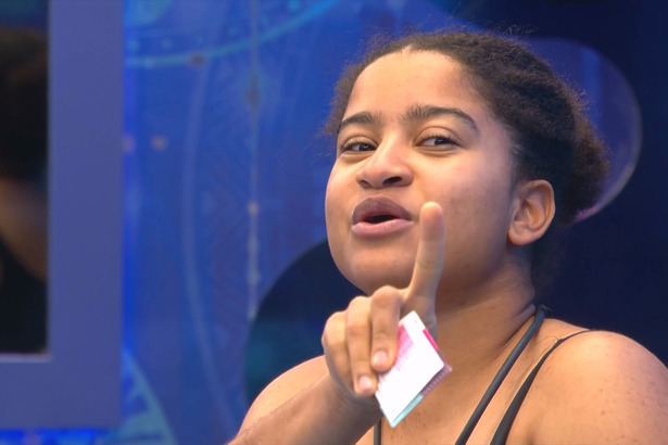 Milena levanta o dedo para falar com Ana Paula Renault no quarto Eternos do BBB 26
