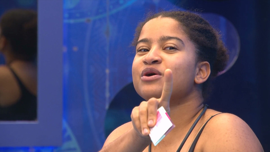 Milena levanta o dedo para falar com Ana Paula Renault no quarto Eternos do BBB 26