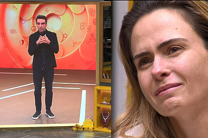 Tadeu no telão do BBB 26 emocionado conversa com Ana Paula Renault que chora copiosamente sentada no sofá da sala do BBB 26