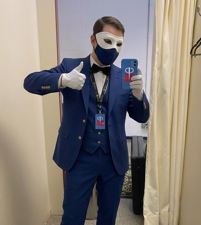 Mordomos, os dummies da Casa do Patrão, vestindo terno azul, com crachá e celular da Casa do Patrão. Máscara branca no olho e azul na boca