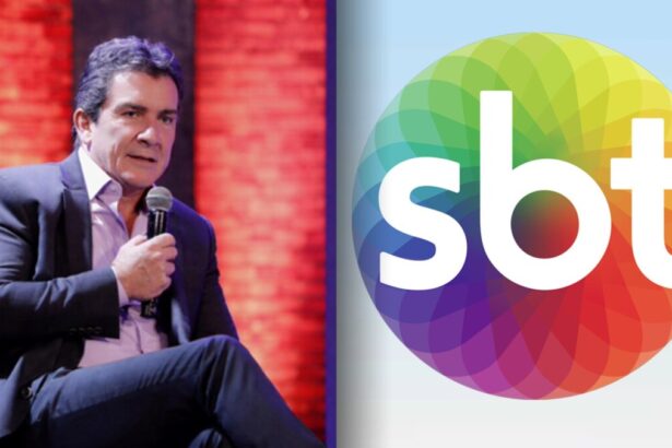Murilo Fraga segura microfone sem fio em montagem ao lado do logo do SBT