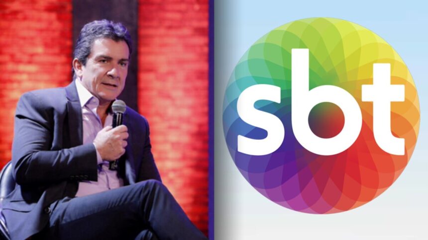 Murilo Fraga segura microfone sem fio em montagem ao lado do logo do SBT