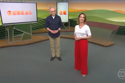 Nelson Araújo ao lado de Helen Martins em pé no cenário do Globo Rural