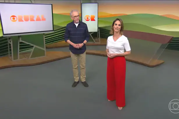 Nelson Araújo ao lado de Helen Martins em pé no cenário do Globo Rural
