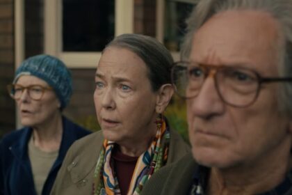 Três idosos olham para o horizonte assustados em cena do filme Nosso Amigo Extraordinário