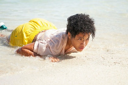 Jenn (Kiersey Clemons) em trecho do filme O Mistério da Ilha