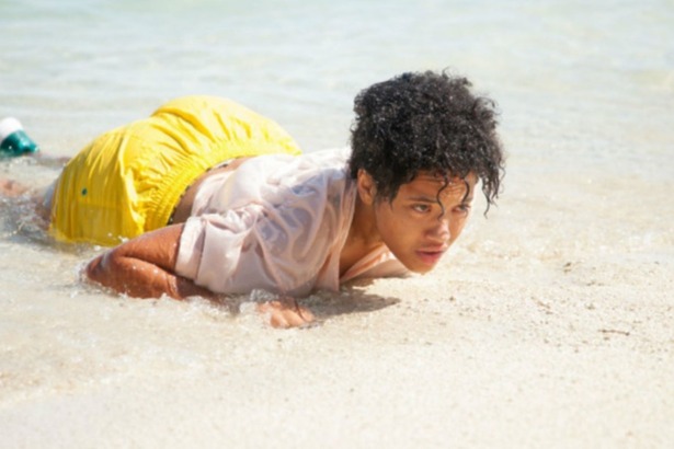 Jenn (Kiersey Clemons) em trecho do filme O Mistério da Ilha