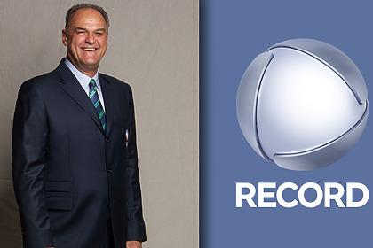 Oscar Schmidt sorridente em pé no estúdio de divulgação do esporte da RECORD. Em montagem ele divide tela com o logo atual da emissora