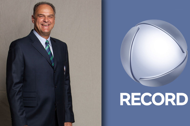 Oscar Schmidt sorridente em pé no estúdio de divulgação do esporte da RECORD. Em montagem ele divide tela com o logo atual da emissora