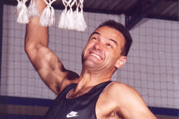 Oscar Schmidt faz cesta no basquete e sorrir