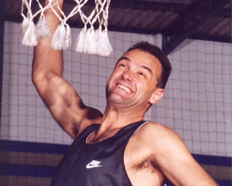 Oscar Schmidt faz cesta no basquete e sorrir