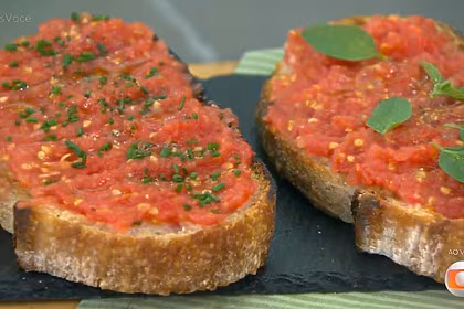 Pão tostado com azeite do Jimmy Ogro em trecho de receita do Mais Você