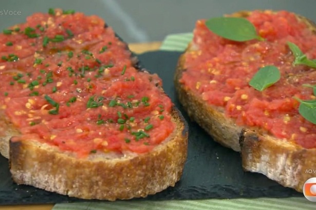 Pão tostado com azeite do Jimmy Ogro em trecho de receita do Mais Você