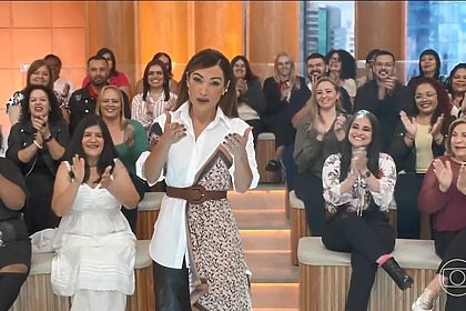 Patrícia Poeta em pé na frente da plateia do Encontro apresentando o programa