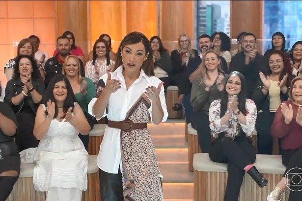 Patrícia Poeta em pé na frente da plateia do Encontro apresentando o programa