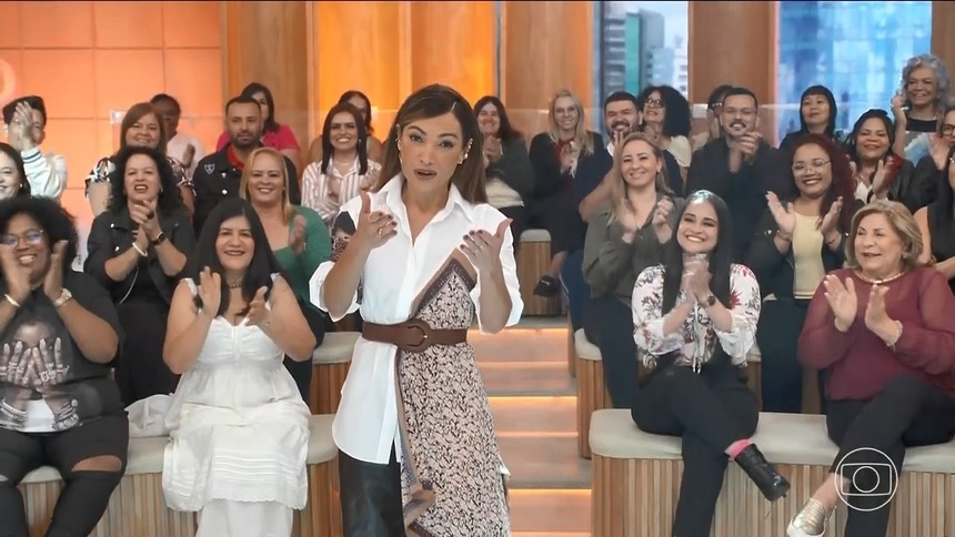 Patrícia Poeta em pé na frente da plateia do Encontro apresentando o programa
