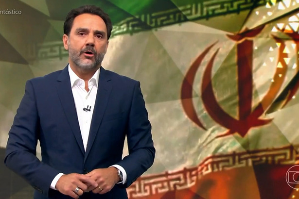 Paulo Renato Soares em trecho do Fantástico, com a bandeira do Irã no telão